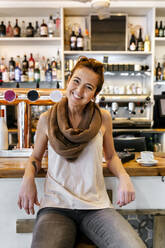 Porträt einer lächelnden Frau in einem Café - MGOF04286