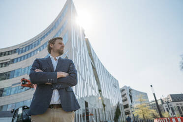 Businessman in the city looking around - JOSEF00606