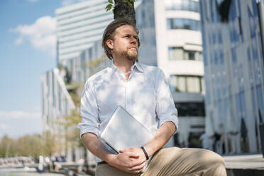 Geschäftsmann mit Laptop bei einer Pause in der Stadt - JOSEF00643