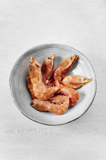 High angle view of grilled prawns in bowl - JMHMF00041