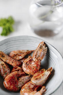 Grilled prawns in bowl - JMHMF00046