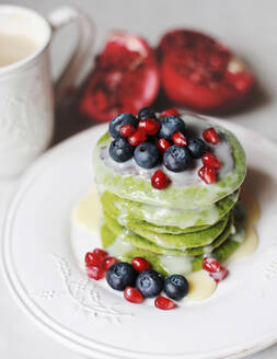 Spinatpfannkuchen mit Heidelbeeren und Granatapfelkernen - VBF00050