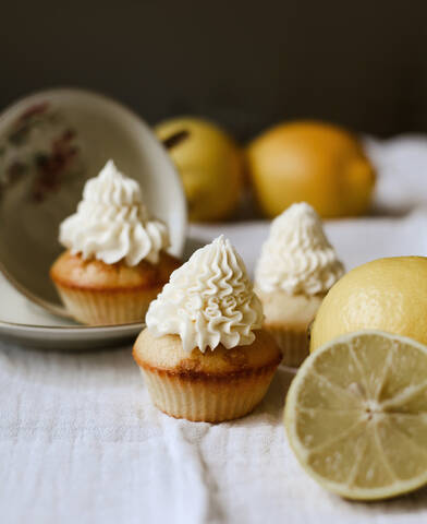 Cupcakes mit Zitrone und Zuckerguss, lizenzfreies Stockfoto