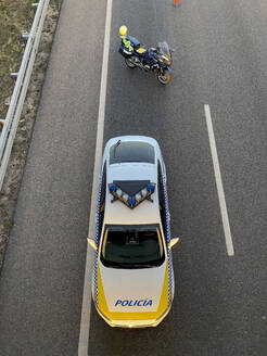 Hohe Winkel Ansicht der Polizei Auto und Motorrad auf der Autobahn - OCMF01218