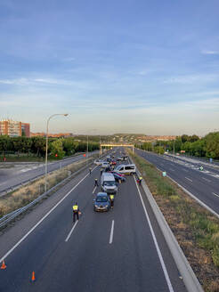 Hohe Winkel Ansicht der Polizei und Fahrzeuge auf der Autobahn gegen den Himmel - OCMF01219