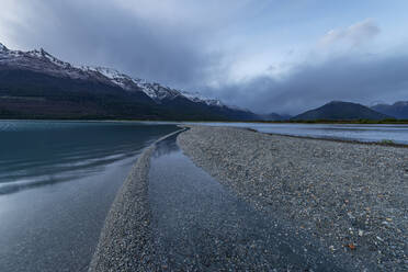 Neuseeland, Otago, Glenorchy, Ufer des Lake Wakatipu mit Humboldt Mountains im Hintergrund - RUEF02867