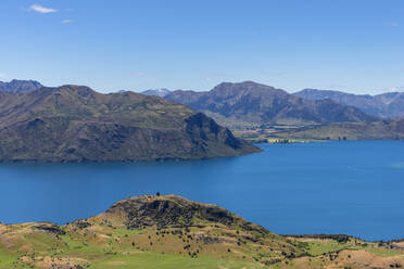 Neuseeland, Otago, Blick auf den Lake Wanaka und die umliegenden Berge - RUEF02879