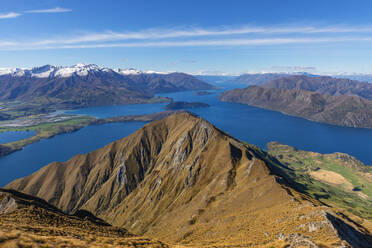 Neuseeland, Otago, Blick auf den Lake Wanaka und die umliegenden Berge - RUEF02886