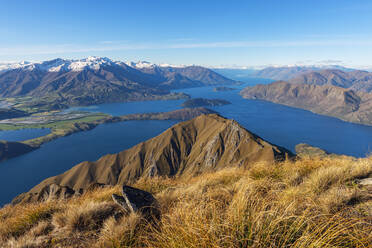 Neuseeland, Otago, Blick auf den Lake Wanaka und die umliegenden Berge - RUEF02887