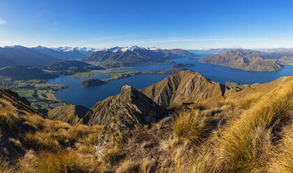 Neuseeland, Otago, Blick auf den Lake Wanaka und die umliegenden Berge - RUEF02888