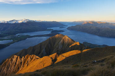 New Zealand, Otago, Scenic view of Lake Wanaka and surrounding mountains at dusk - RUEF02889