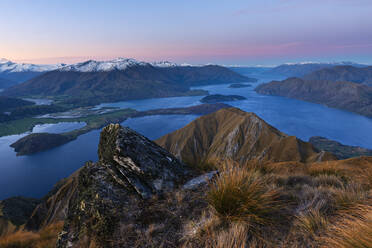 Neuseeland, Otago, Blick auf den Lake Wanaka und die umliegenden Berge in der Abenddämmerung - RUEF02890