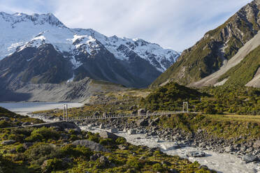 Neuseeland, Canterbury, Hängebrücke über den Hooker River im Aoraki Mount Cook National Park - RUEF02892