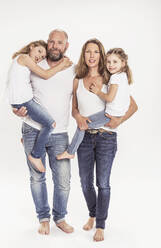 Porträt einer Familie mit zwei Töchtern vor weißem Hintergrund - SDAHF00951