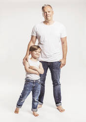 Porträt eines Vaters und seines kleinen Sohnes vor weißem Hintergrund - SDAHF00954