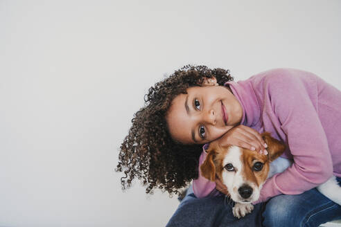 Porträt eines lächelnden kleinen Mädchens und ihres Hundes - EBBF00008
