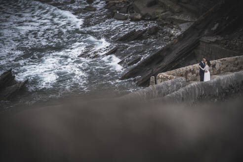 Brautpaar auf Brücke, Gaztelugatxe, Spanien - SNF00206