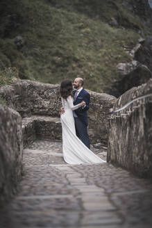 Tanzendes Brautpaar auf dem Weg, Gaztelugatxe, Spanien - SNF00207