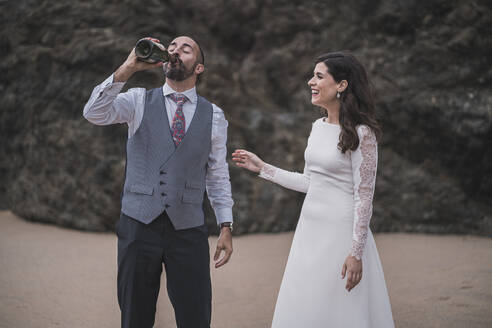 Brautpaar mit Champagner am Strand - SNF00213