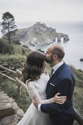 Brautpaar auf Brücke, Gaztelugatxe, Spanien - SNF00214