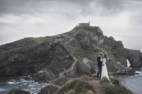 Brautpaar auf Brücke, Gaztelugatxe, Spanien - SNF00217