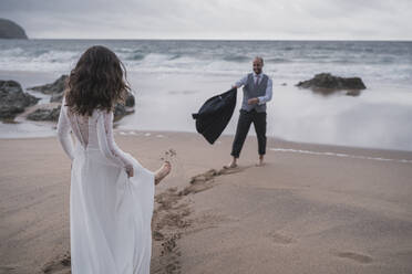 Bridal couple at the beach - SNF00219