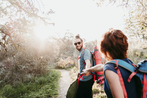 Paar mit Rucksäcken auf einem Wanderausflug, lizenzfreies Stockfoto