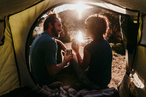 Glückliches Paar beim Camping am Seeufer - EBBF00033