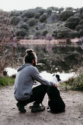 Mann mit seinem Hund am Seeufer - EBBF00055