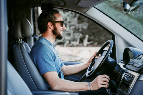 Lächelnder Mann am Steuer eines Autos, lizenzfreies Stockfoto