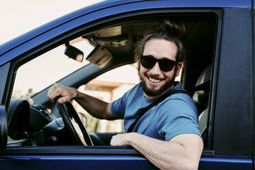 Porträt eines glücklichen Mannes im Auto - EBBF00068