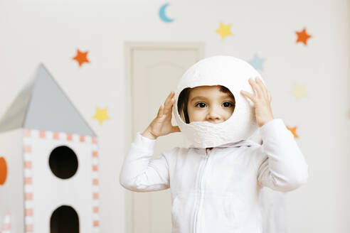 Mädchen spielt Astronautin auf Rakete - JRFF04456