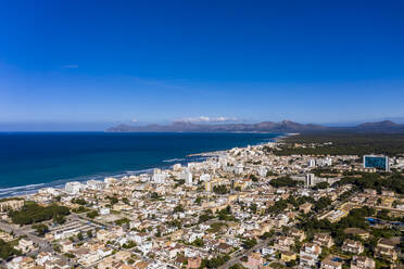 Spanien, Balearen, Mallorca, Can Picafort, Blick aus dem Hubschrauber auf den klaren blauen Himmel über der Küstenstadt im Sommer - AMF08101