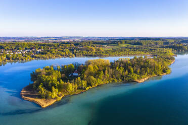 Deutschland, Bayern, Inning am Ammersee, Drohnenansicht des klaren Himmels über dem bewaldeten Ufer der Insel Worth - SIEF09842