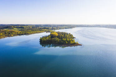 Deutschland, Bayern, Inning am Ammersee, Drohnenansicht des klaren Himmels über dem bewaldeten Ufer der Insel Worth - SIEF09844