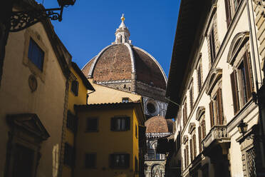 Italy, Tuscany, Florence, Cathedral Santa Maria del Fiore dome and buildings in old town - FMOF00983