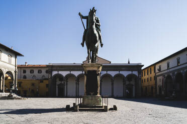 Italien, Toskana, Florenz, Leere Piazza della Santissima Annunziata mit Reiterdenkmal von Ferdinando I. inmitten einer Coronavirus-Pandemie - FMOF00984