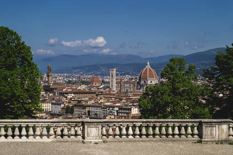 Italien, Toskana, Florenz, Kuppel der Kathedrale Santa Maria del Fiore und Gebäude in der Altstadt inmitten einer Coronavirus-Pandemie, lizenzfreies Stockfoto
