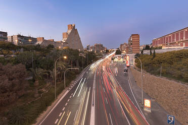 Langzeitbelichtung in der Abenddämmerung in einer Straße mit viel Verkehr in Alicante. - CAVF80857