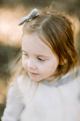 Toddle Girl von oben, Nahaufnahme im Freien - CAVF80871
