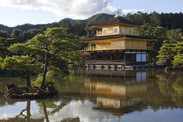Kinkaku-ji-Tempel (auch Goldener Pavillon oder Rokuon-ji genannt) in Kyoto, Japan - CAVF80969