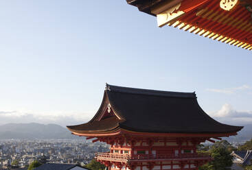 Tor mit Blick auf die Stadt am Kiyomizu-dera-Tempel in Kyoto, Japan - CAVF80973