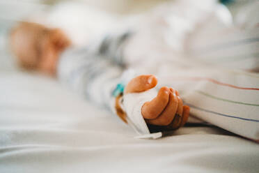 Baby Kind Hand mit IV krank im Krankenhaus mit einem Virus Coronavirus - CAVF80985