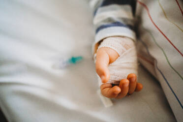 Baby Kind Hand mit IV krank im Krankenhaus mit einem Virus Coronavirus - CAVF80986