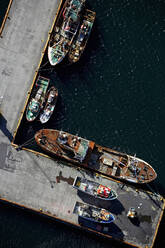 Luftaufnahme von Fischerbooten, die an der Mole im Hafen von Keflavik angedockt sind - CAVF81011