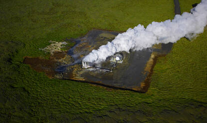 Luftaufnahme einer Pumpstation in einem geothermischen Kraftwerk in Island - CAVF81015
