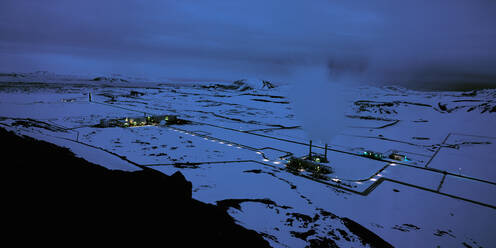 Geothermisches Kraftwerk in Nesjavellir, Island in der Abenddämmerung - CAVF81018