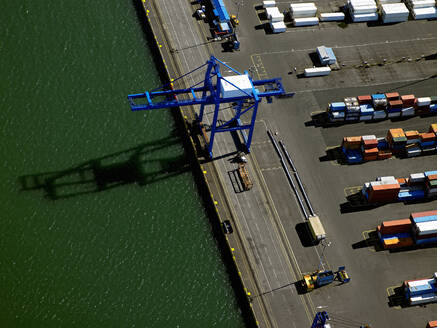 Luftaufnahme des Containerterminals im Hafen von Reykjavik - CAVF81022