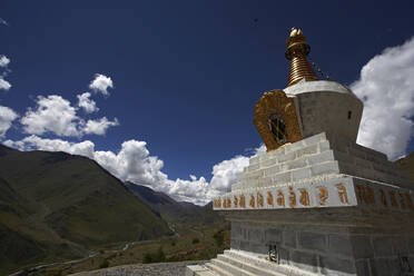 Pagode in Tibet vor blauem Himmel - CAVF81026