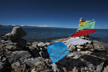 Gebetsfahnen am Namtso-See in Tibet - CAVF81027